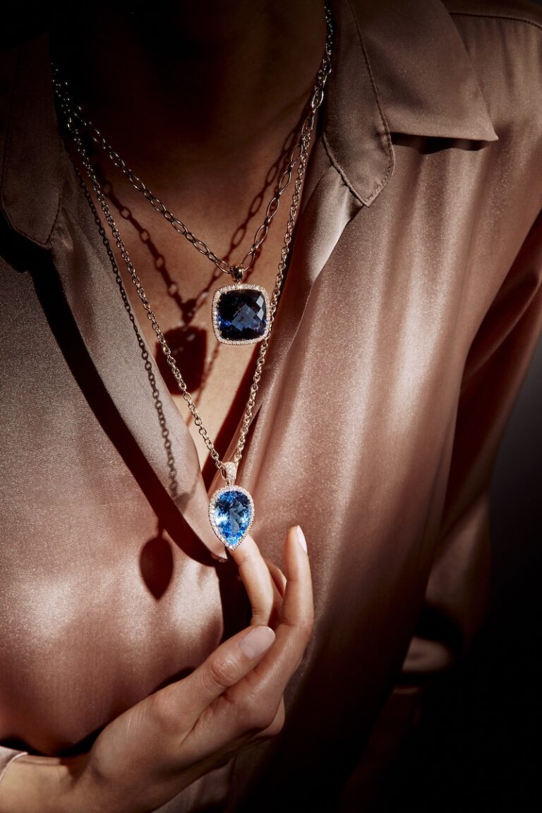 Nahaufnahme einer Frau mit farbigen Edelstein- und Diamantketten aus der Positano-Kollektion, aufgenommen im Dekolleté-Bereich – Schmuck mit italienischer Raffinesse und modernem Design.